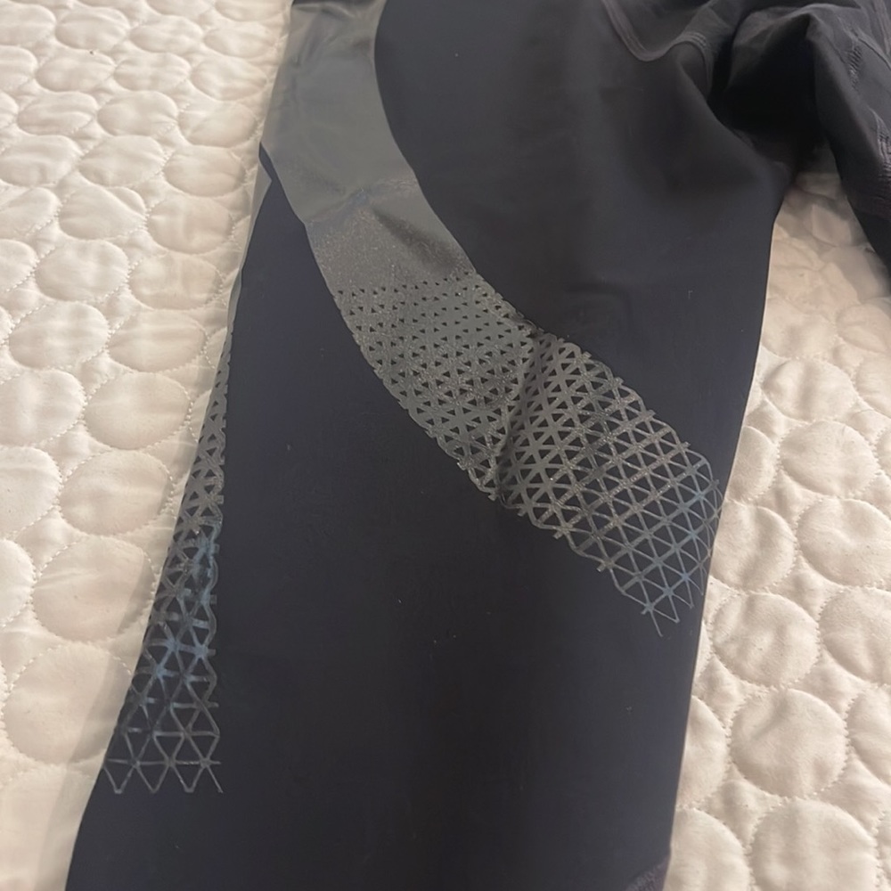 Men Under armour size S small black sport gym leggings with fabric detail